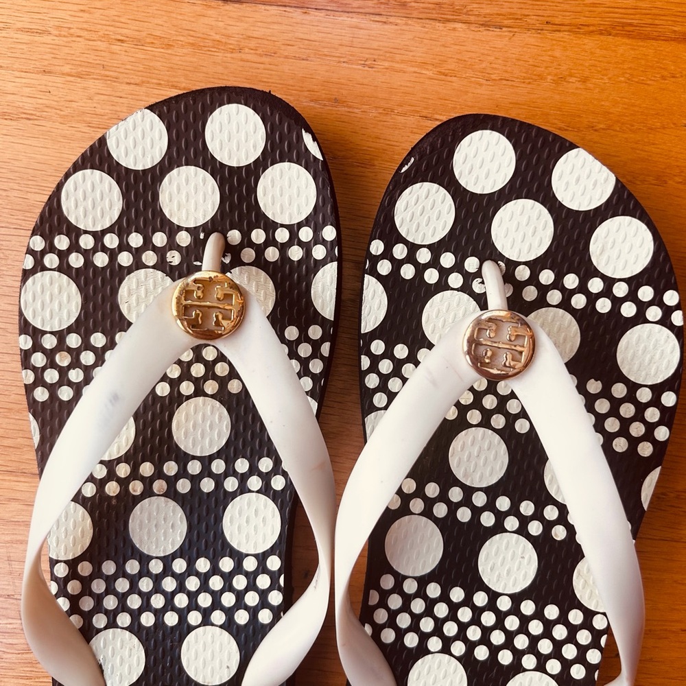Tory Burch Polka Dot Black and Off White Classic Flip Flop Sandals Size 9 Gold T - Picture 2 of 11